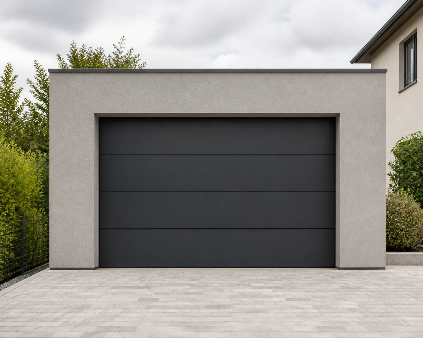 KI-generiertes Symbolbild: Helle Garage mit geschlossenem Sektionaltor neben einem Wohnhaus.